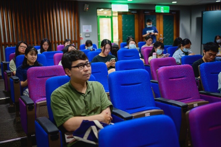 講座進行照片：學生聽講